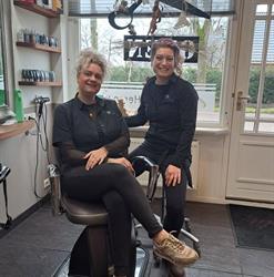 Kapsalon Blitz, Hijken openingstijden