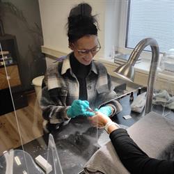 Nagelstudio Katheleen, Middelharnis openingstijden