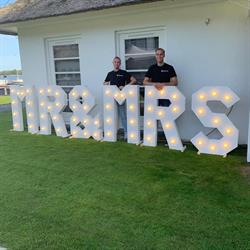 lichtletters verhuur, Houten openingstijden