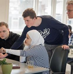 Peer-groep, Amsterdam openingstijden