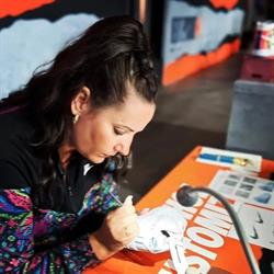 Chick Makes Custom Kicks, Kampen openingstijden